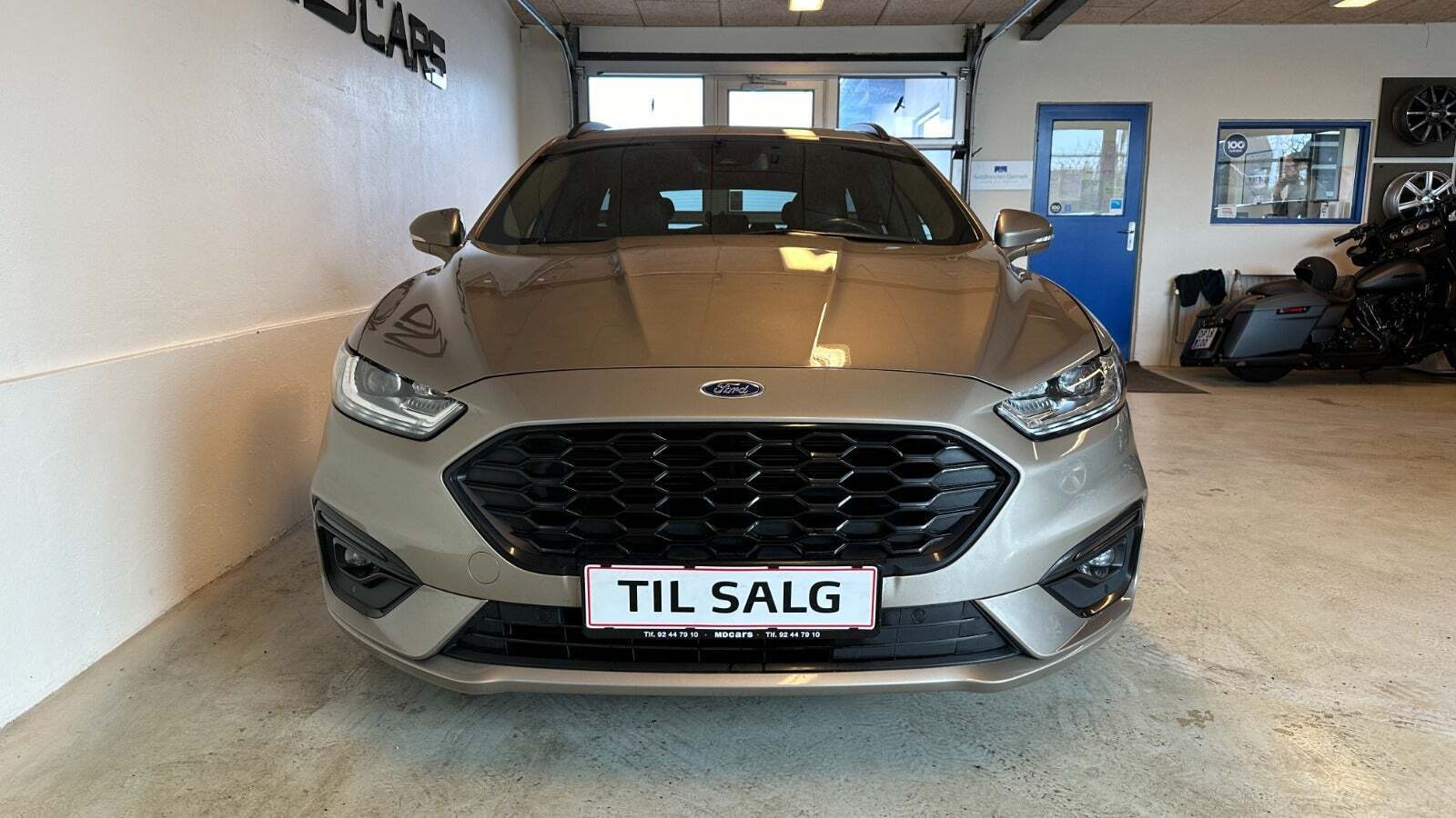 Orange Ford Mondeo fra 2020