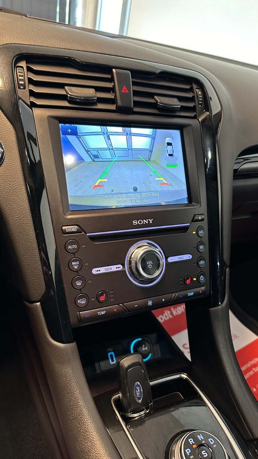 Orange Ford Mondeo fra 2020