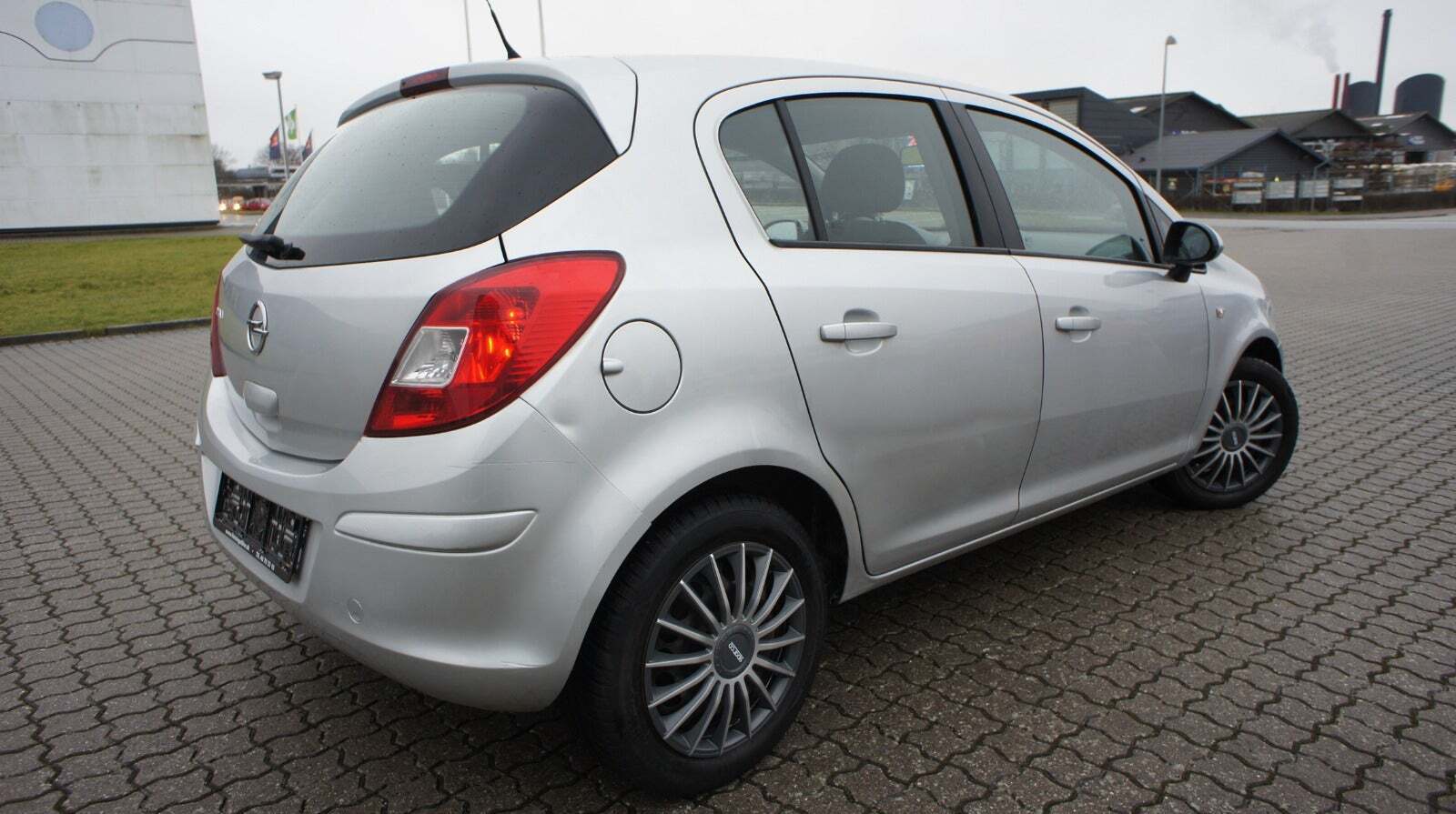 Sølv Opel Corsa fra 2012