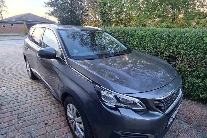 Grå Peugeot 5008 fra 2018