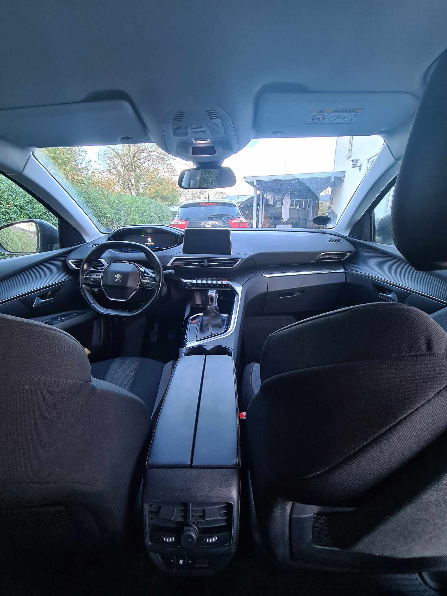 Grå Peugeot 5008 fra 2018