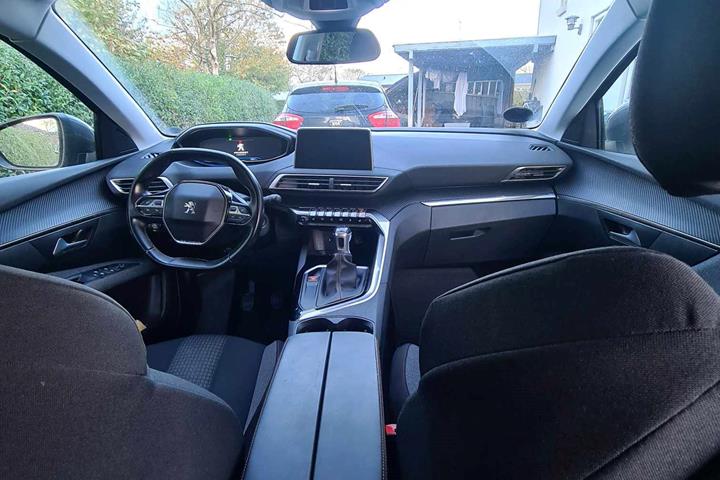 Grå Peugeot 5008 fra 2018