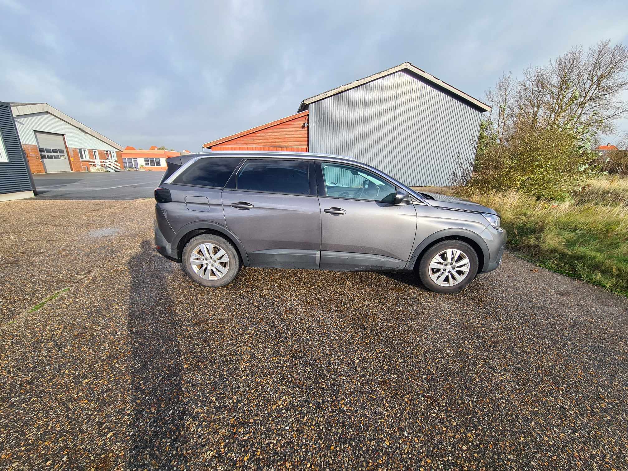 Grå Peugeot 5008 fra 2018