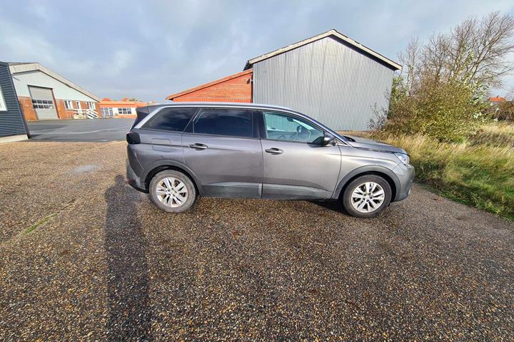 Grå Peugeot 5008 fra 2018