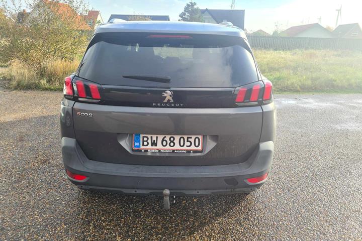 Grå Peugeot 5008 fra 2018