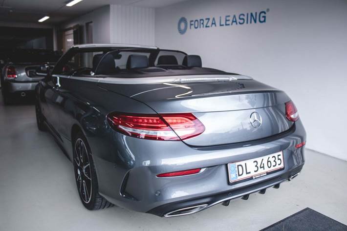 Grå Mercedes C400 fra 2017 set udefra