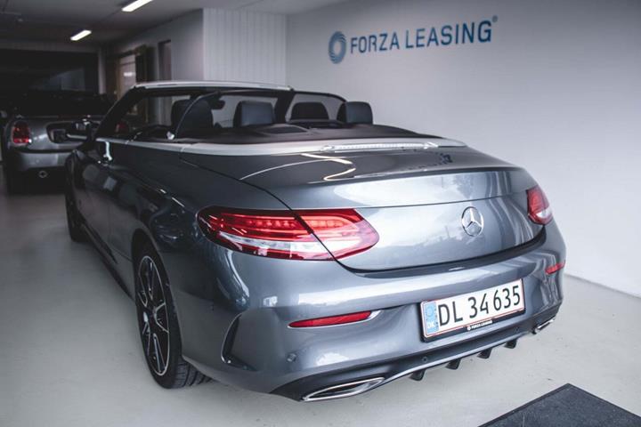 Grå Mercedes C400 fra 2017 set udefra