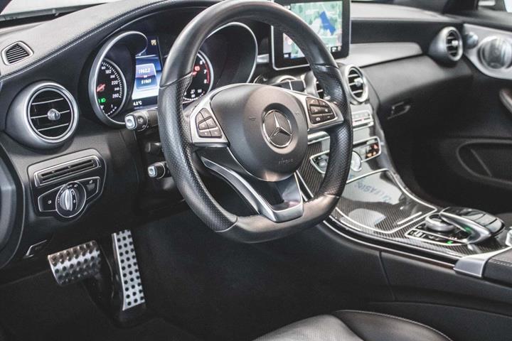 Grå Mercedes C400 fra 2017 set indefra