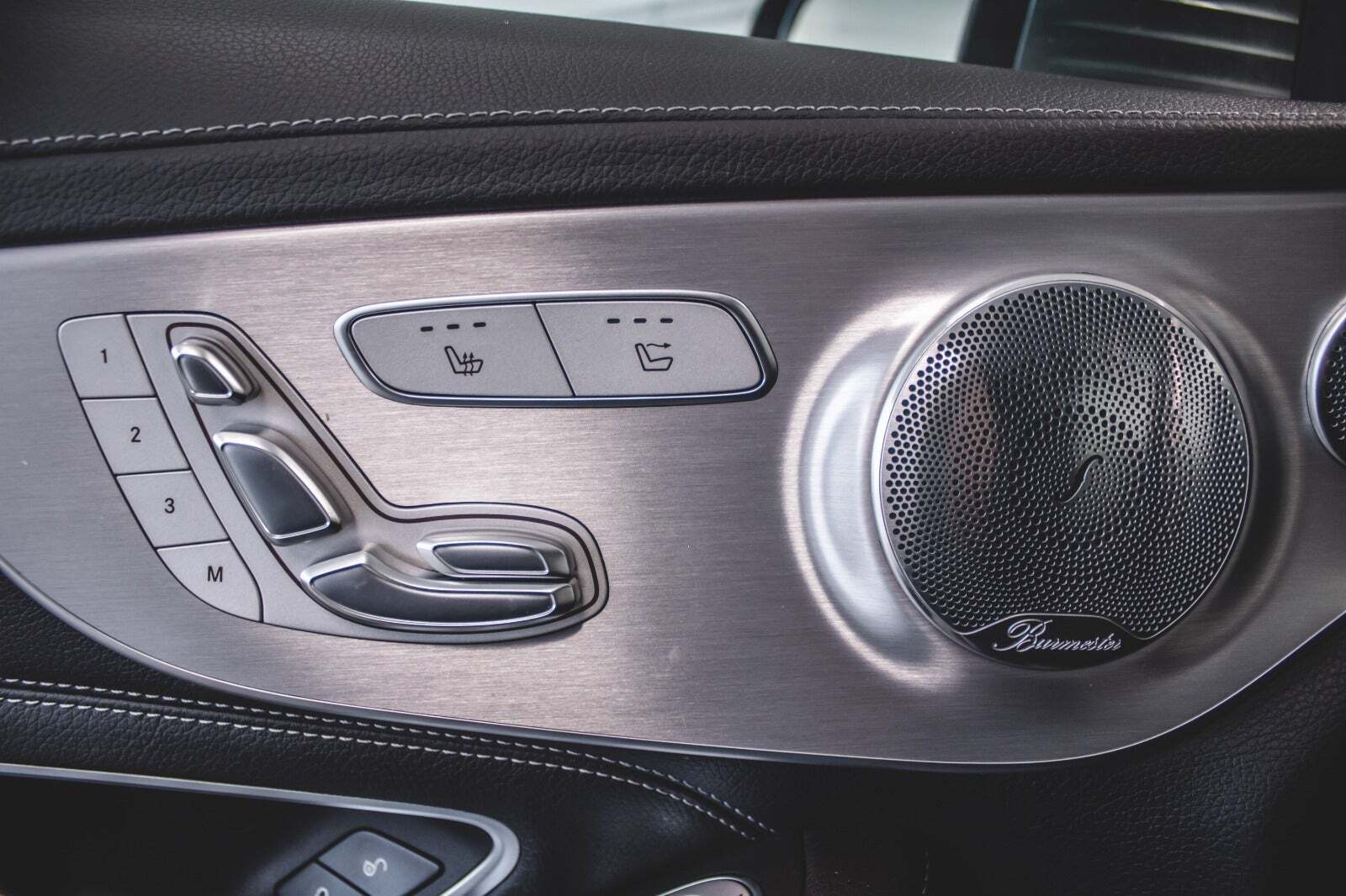 Grå Mercedes C400 fra 2017 set indefra