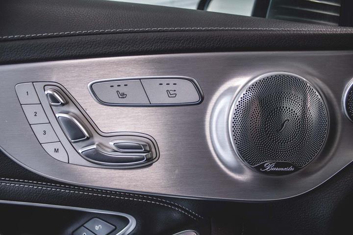 Grå Mercedes C400 fra 2017 set indefra