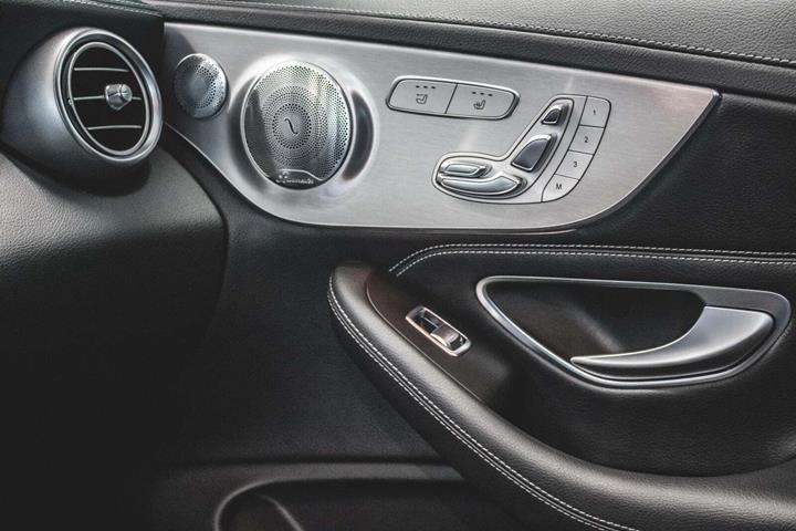 Grå Mercedes C400 fra 2017 set indefra