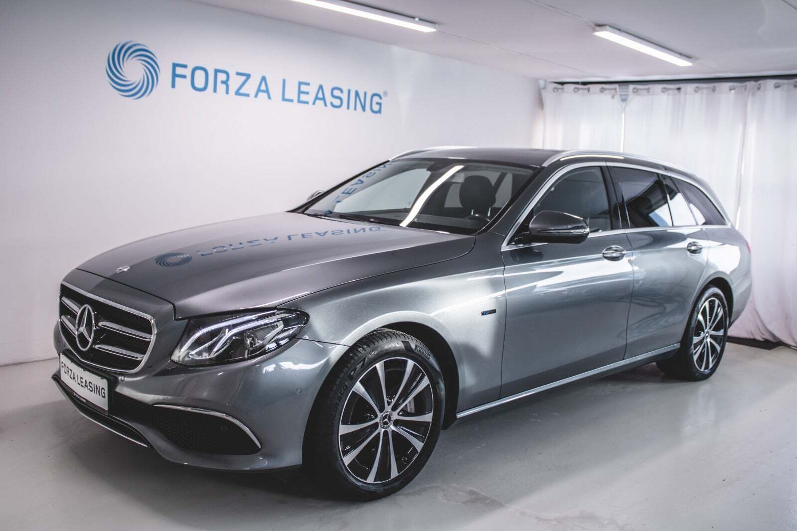 Grå Mercedes E300 de fra 2020 set udefra
