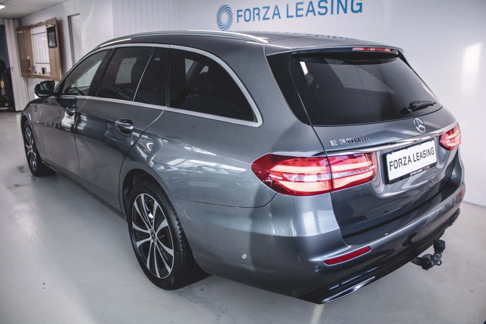 Grå Mercedes E300 de fra 2020