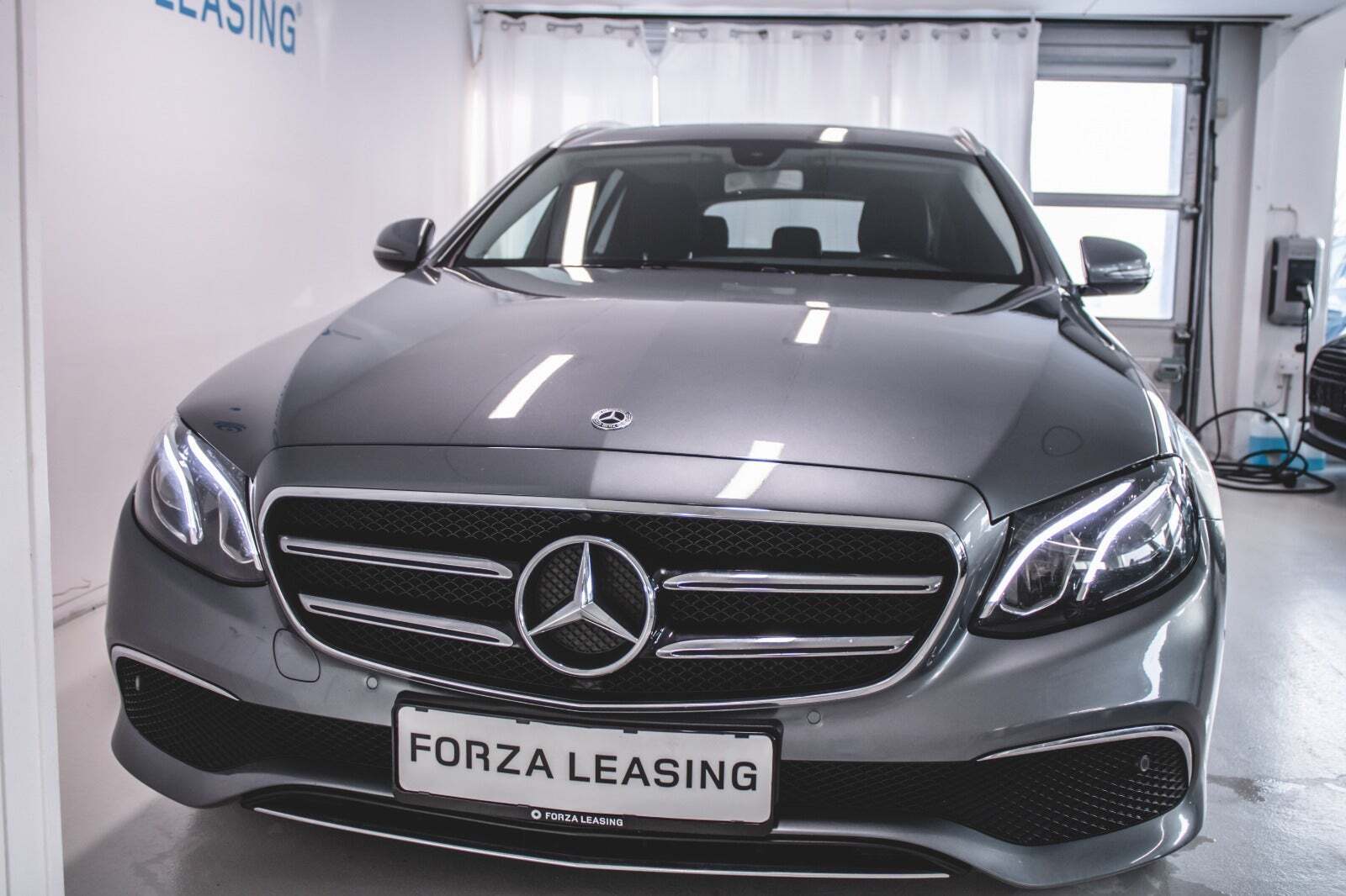 Grå Mercedes E300 de fra 2020