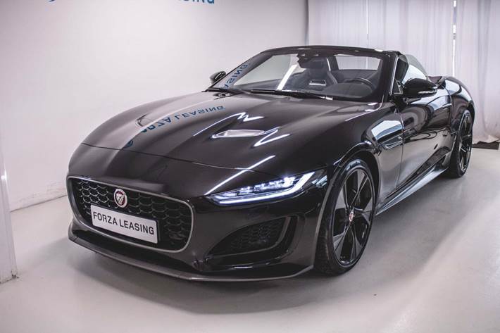 Sort Jaguar F-Type fra 2020 set udefra