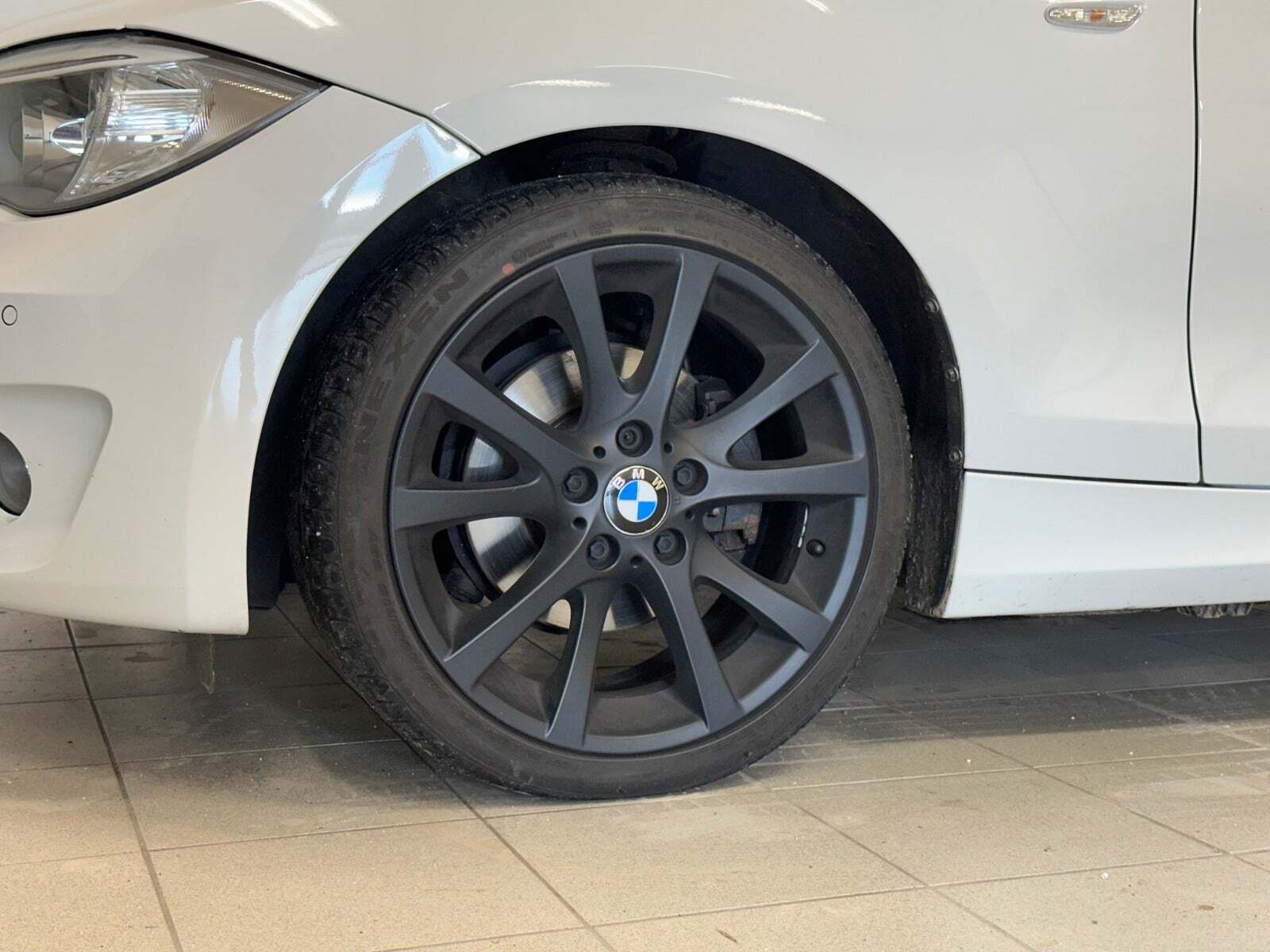 Hvid BMW 120i fra 2011