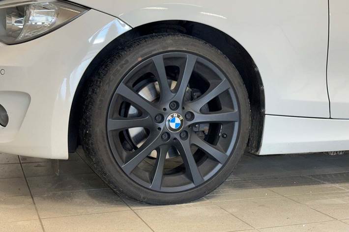 Hvid BMW 120i fra 2011