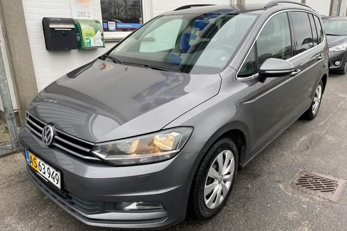 Grå VW Touran fra 2016 set udefra