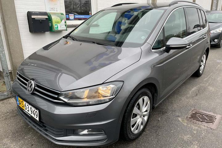 Grå VW Touran fra 2016 set udefra