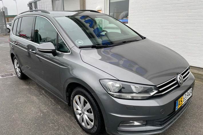 Grå VW Touran fra 2016
