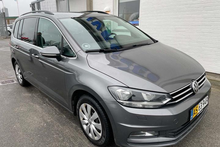 Grå VW Touran fra 2016