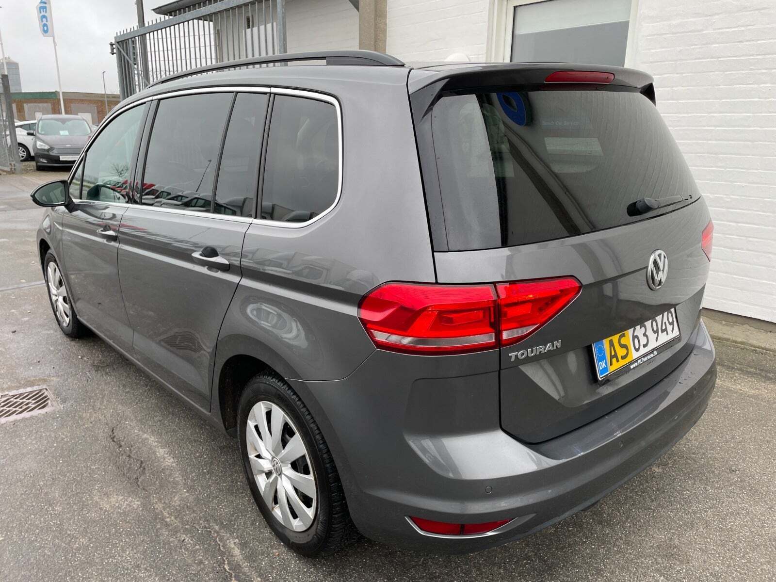 Grå VW Touran fra 2016