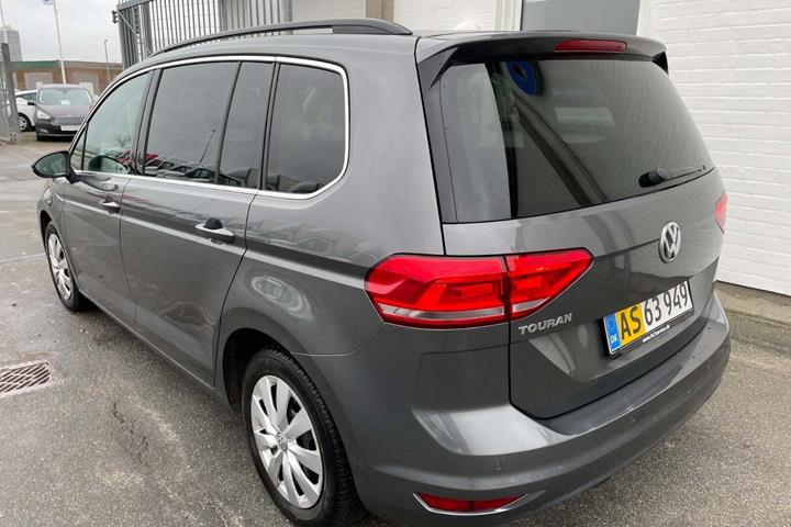 Grå VW Touran fra 2016