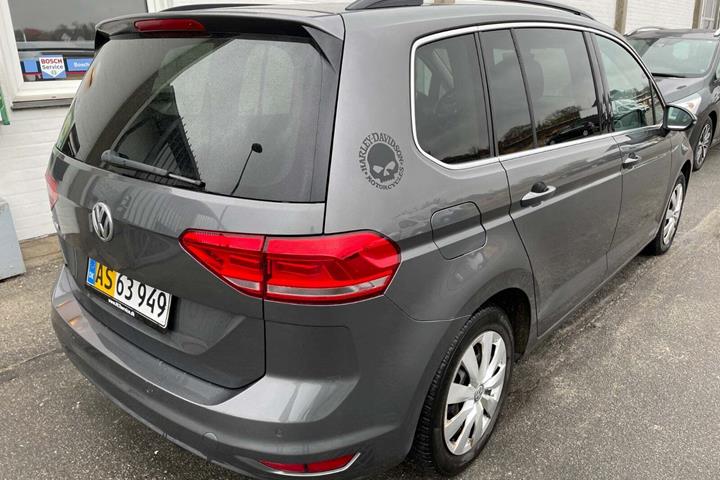Grå VW Touran fra 2016