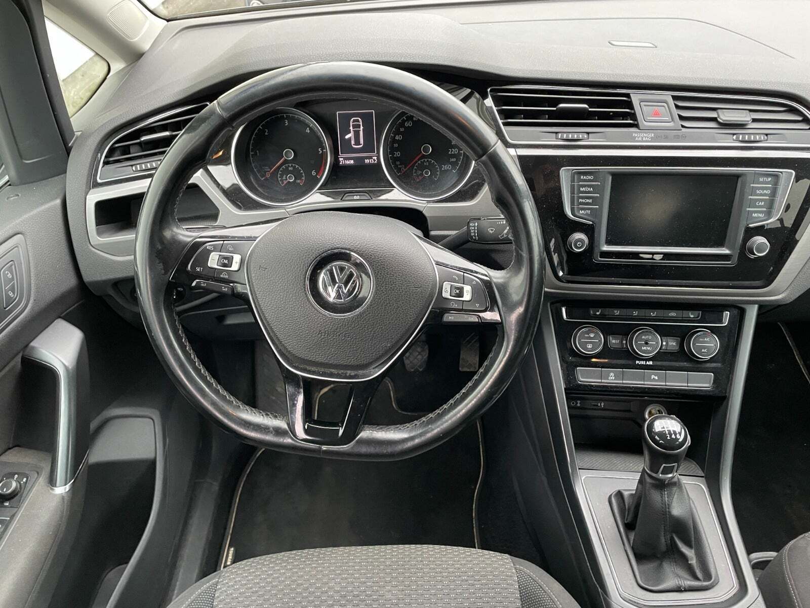 Grå VW Touran fra 2016