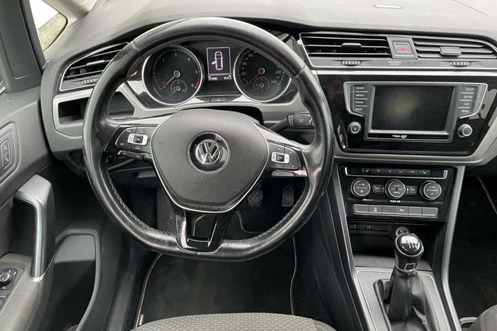 Grå VW Touran fra 2016