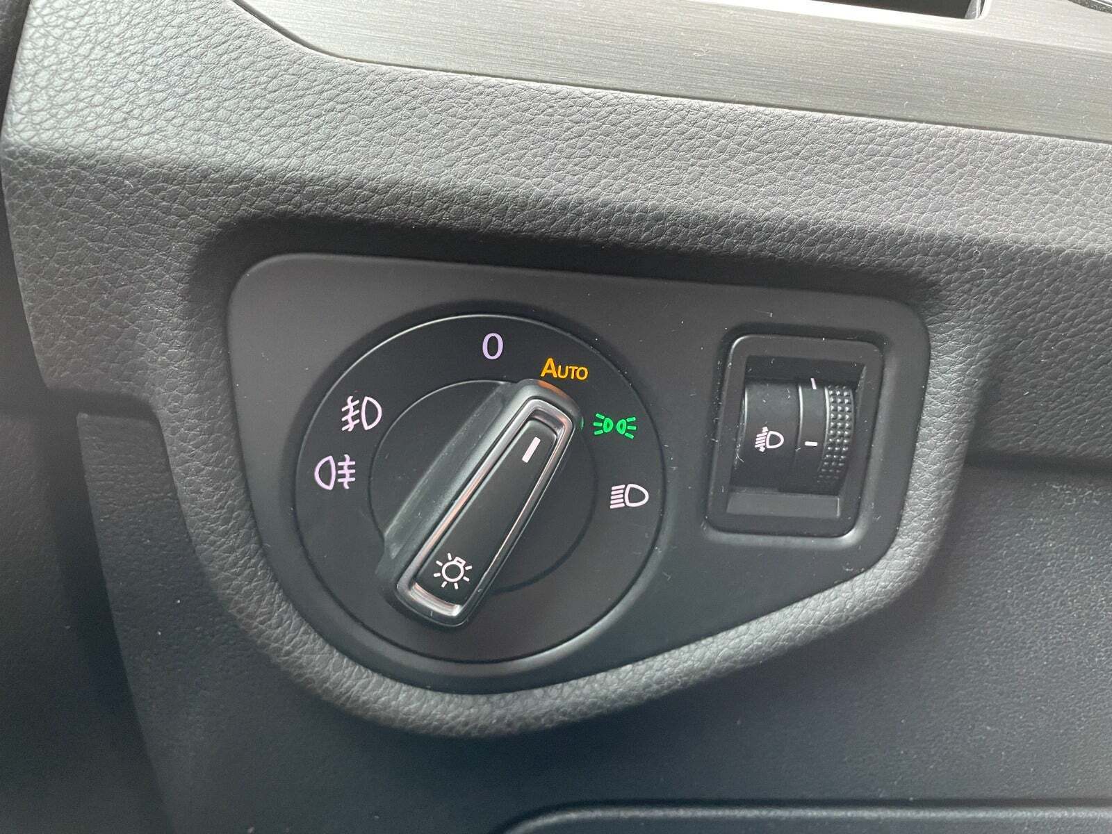 Grå VW Touran fra 2016