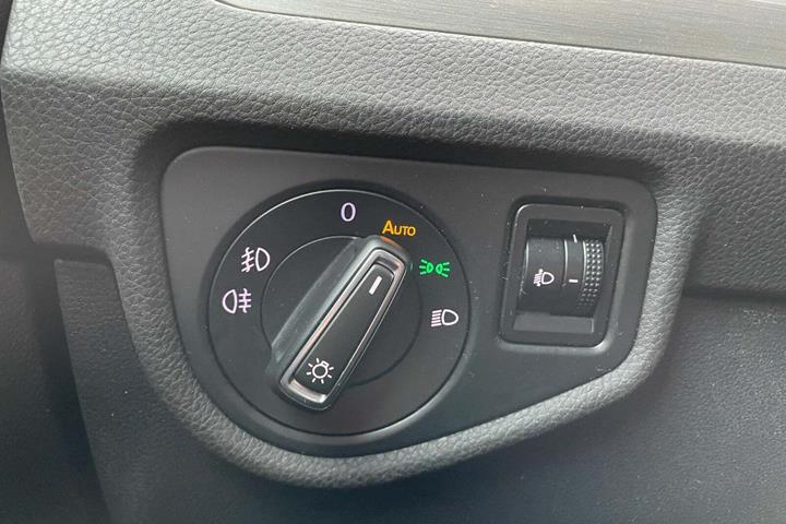 Grå VW Touran fra 2016