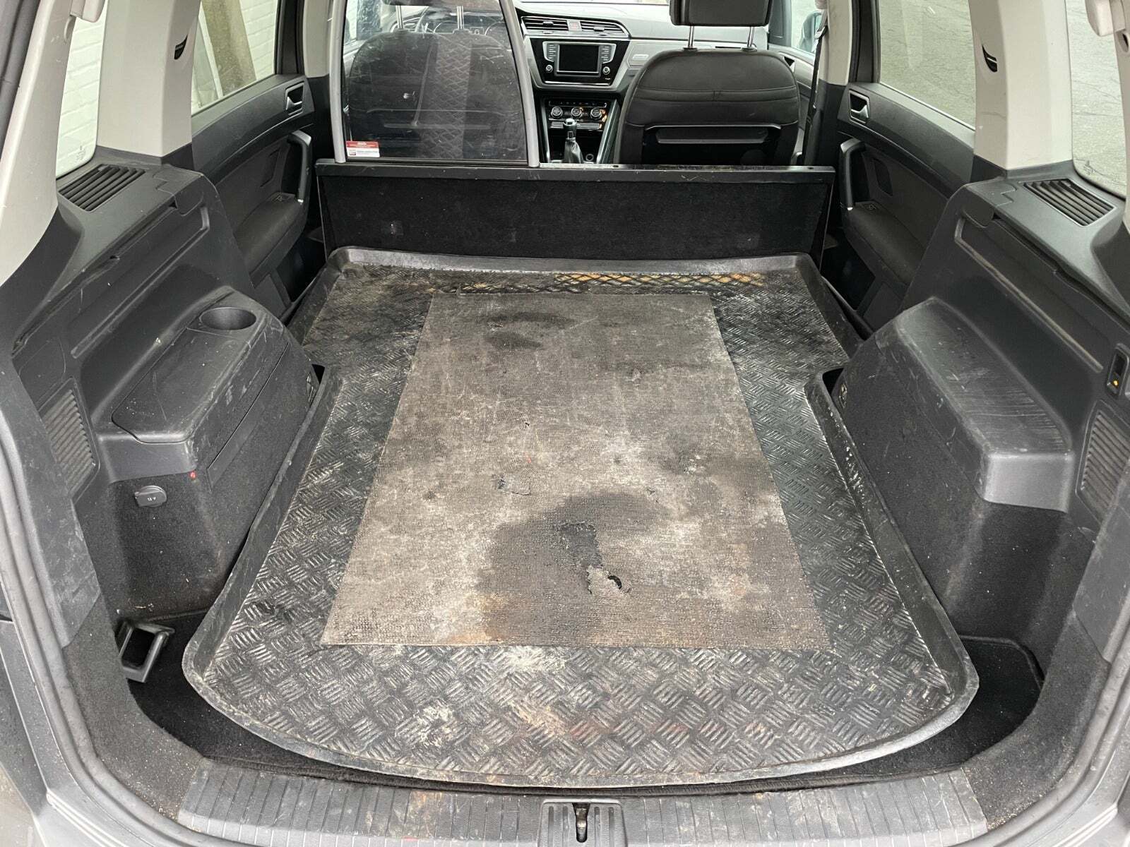 Grå VW Touran fra 2016