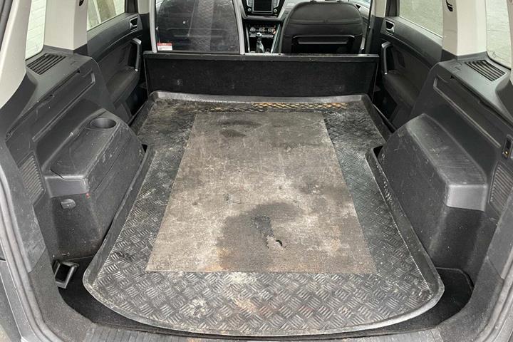 Grå VW Touran fra 2016