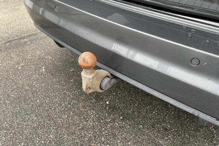 Grå VW Touran fra 2016