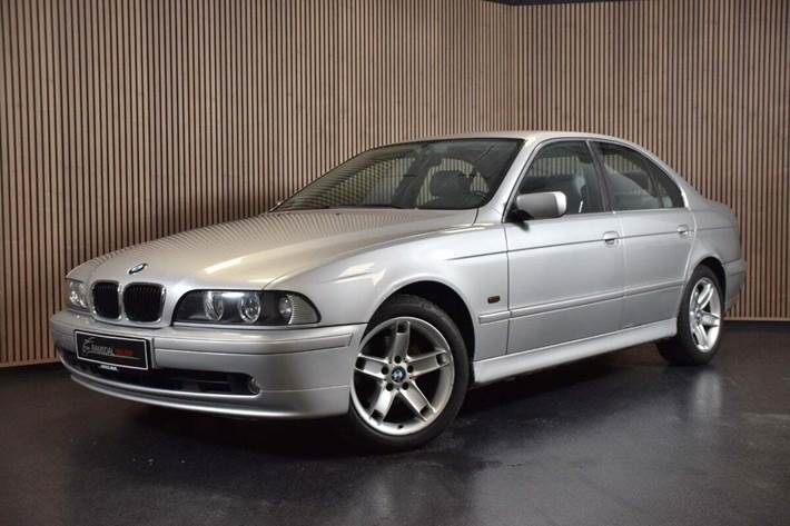Sølv BMW 520i fra 2002