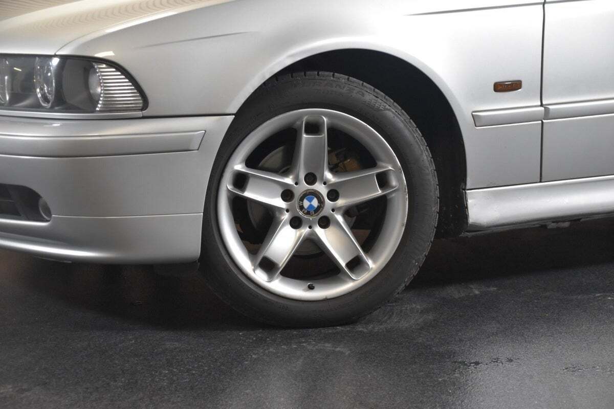 Sølv BMW 520i fra 2002