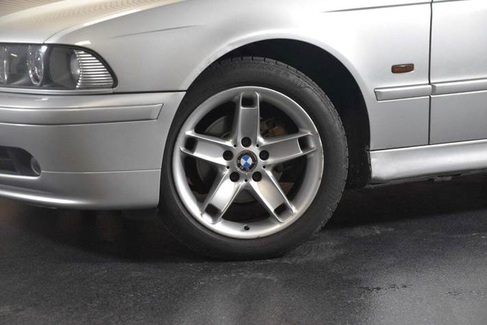 Sølv BMW 520i fra 2002