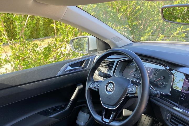 Grå VW Polo fra 2017