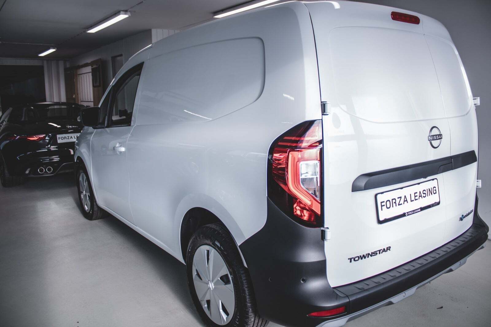 Hvid Nissan Townstar fra 2023 set udefra