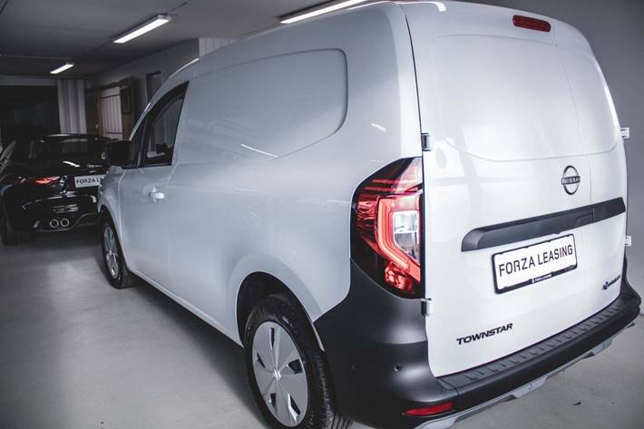 Hvid Nissan Townstar fra 2023 set udefra