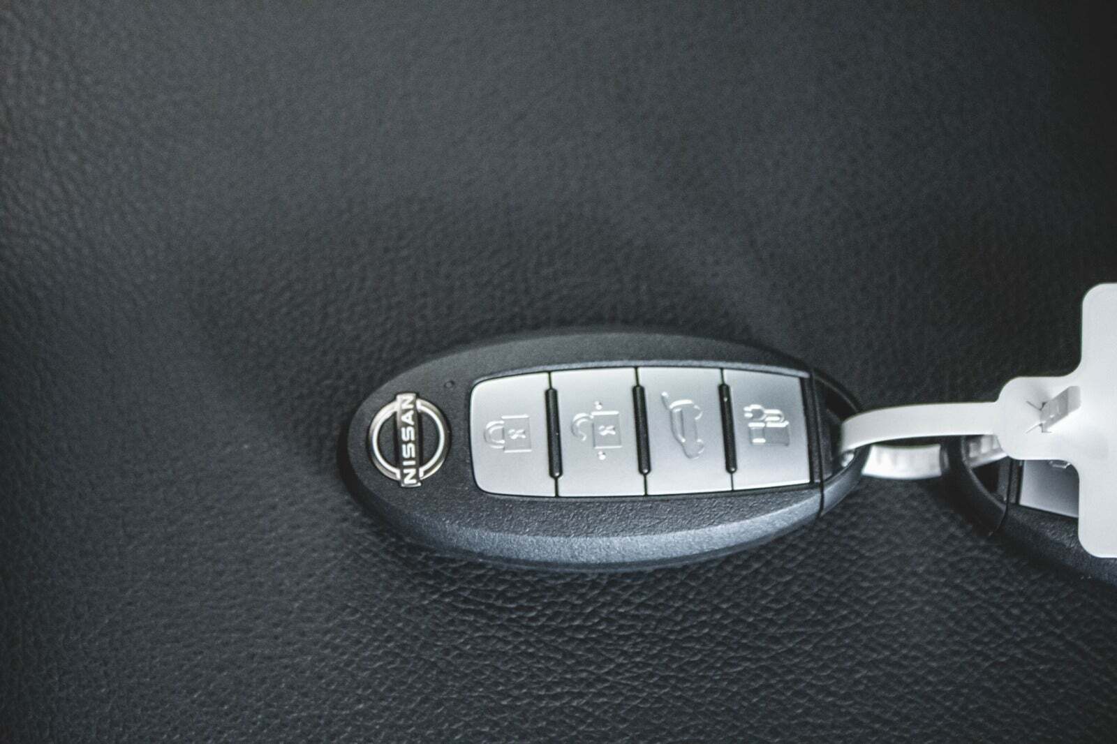 Hvid Nissan Townstar fra 2023 set udefra