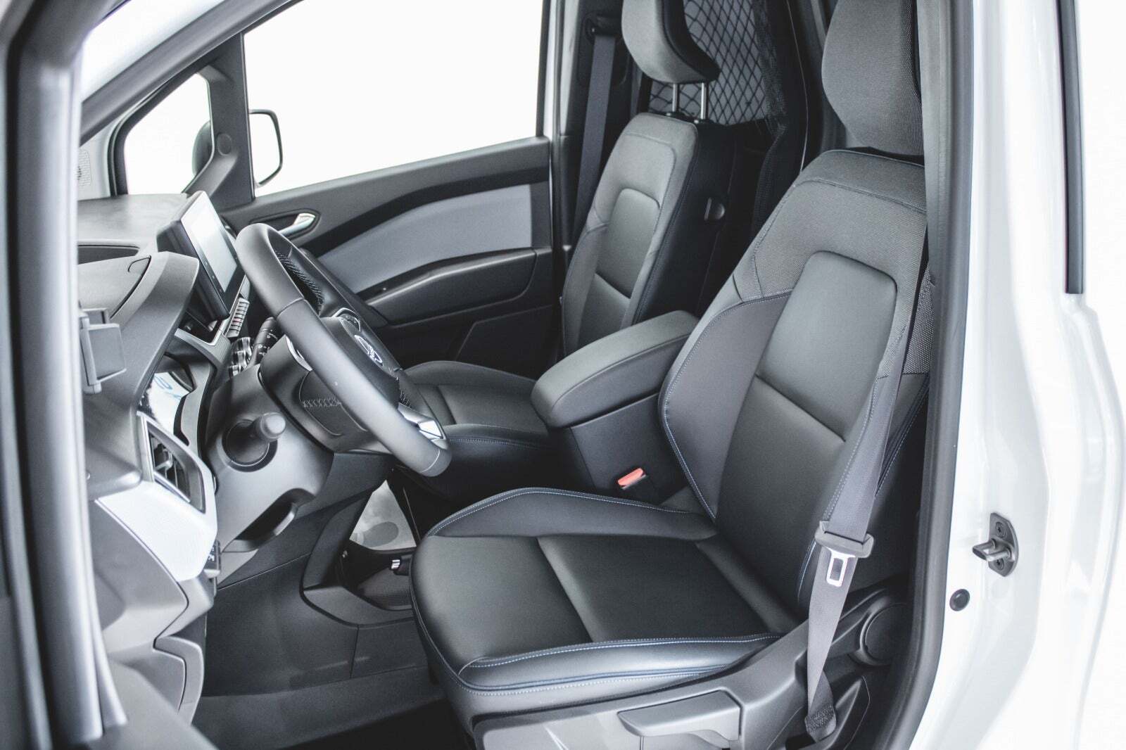 Hvid Nissan Townstar fra 2023 set indefra