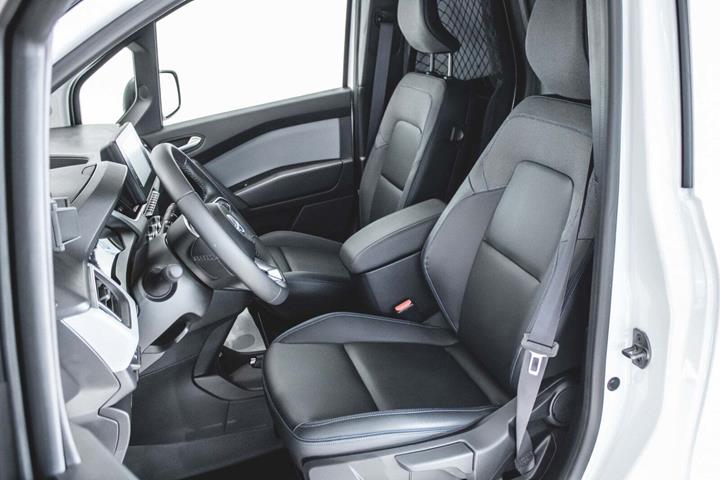 Hvid Nissan Townstar fra 2023 set indefra