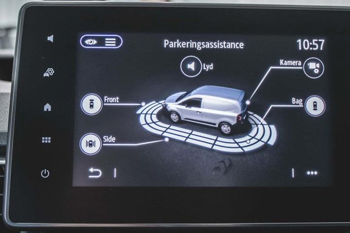 Hvid Nissan Townstar fra 2023 set udefra