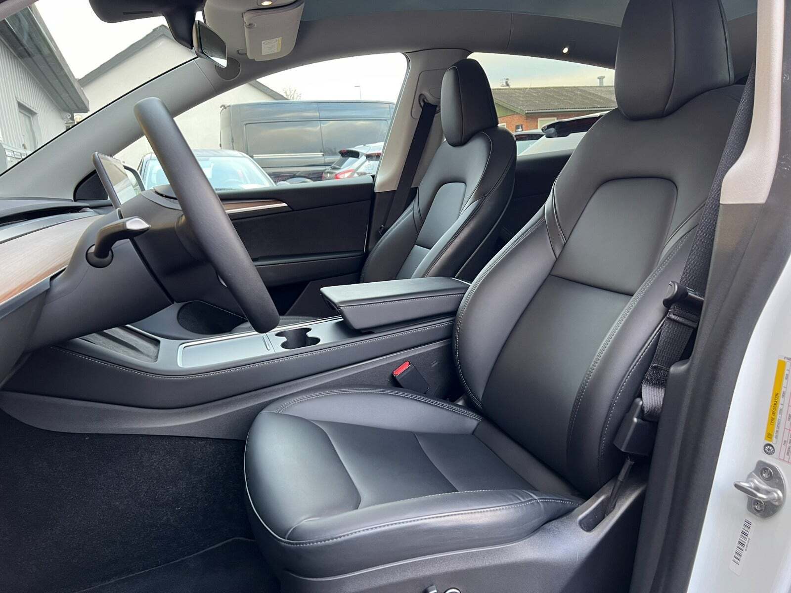 Hvid Tesla Model Y fra 2022