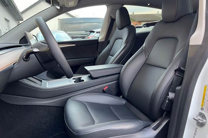 Hvid Tesla Model Y fra 2022