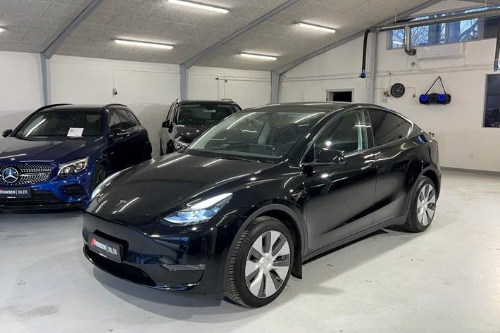 Sort Tesla Model Y fra 2022