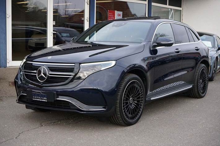 Blå Mercedes EQC400 fra 2023 set udefra
