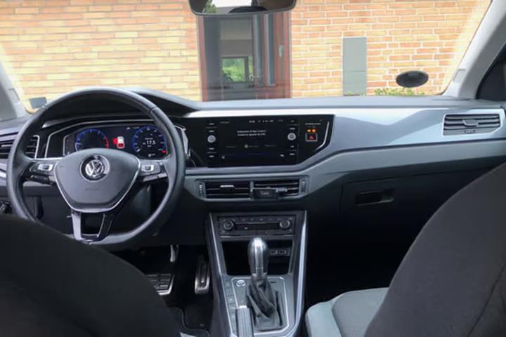 Blå VW Polo fra 2018